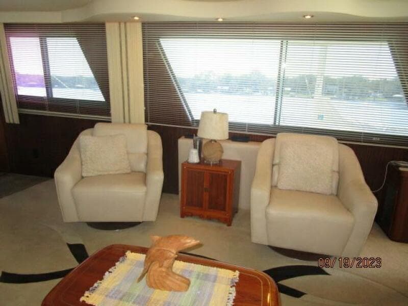 63' Hatteras salon starboard