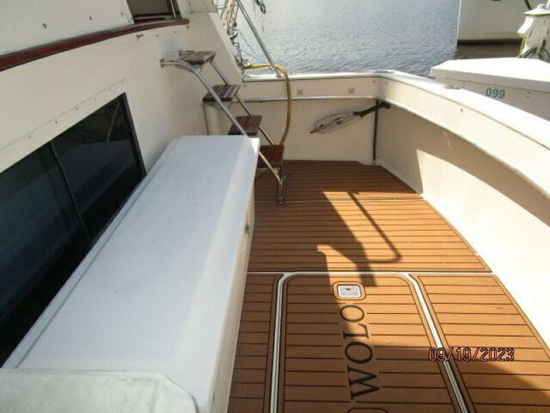 63' Hatteras cockpit starboard