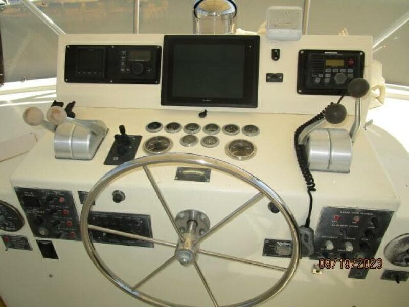 63' Hatteras flybridge helm2