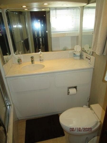 63' Hatteras master stateroom head