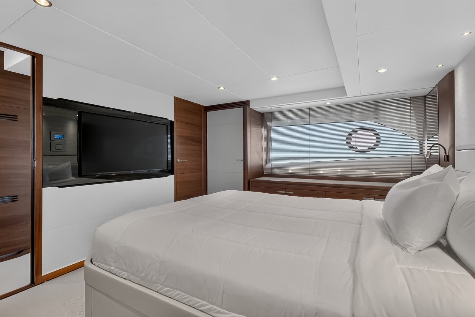 2021 Princess F70