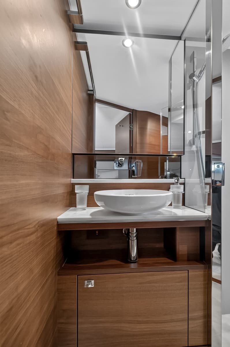 2021 Princess F70
