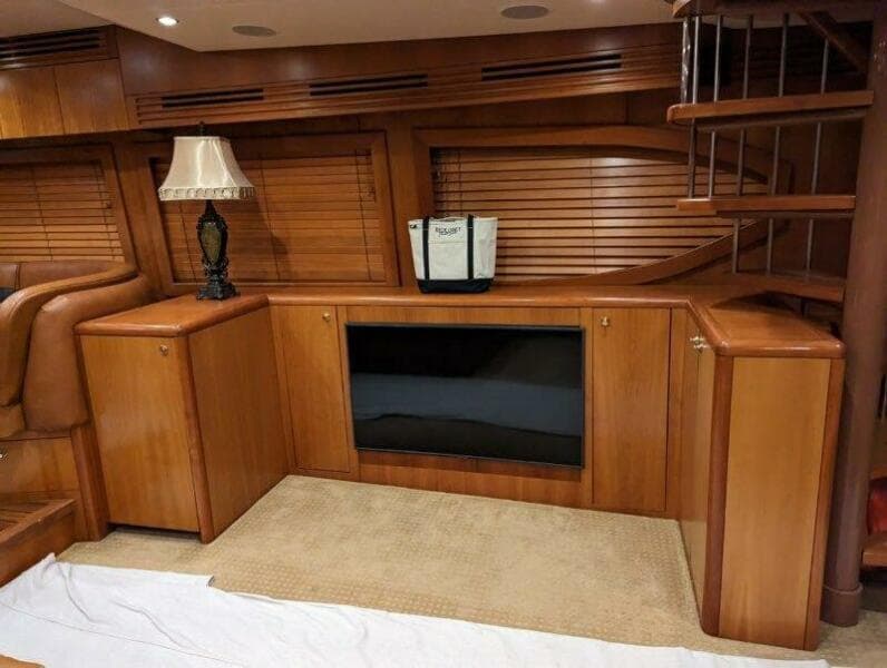 2005 Hatteras 68 Convertible