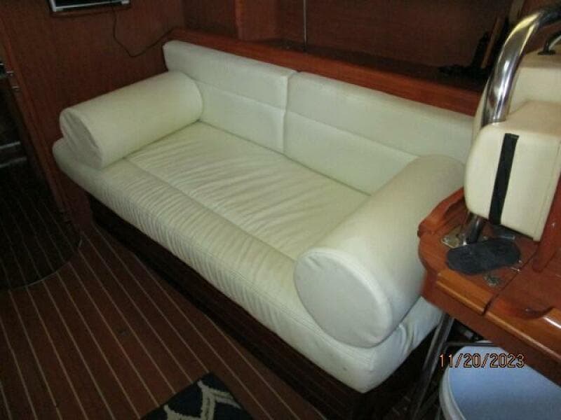 41' Hunter salon sofa2