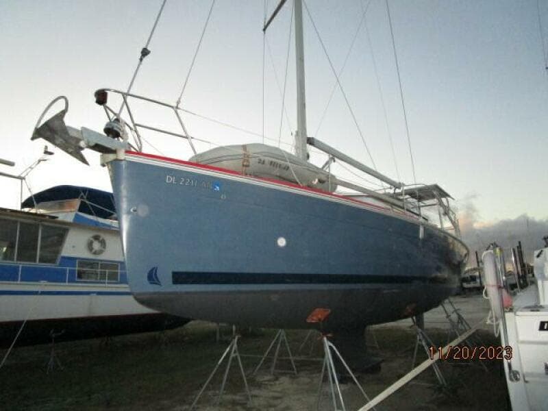 41' Hunter port forward profile