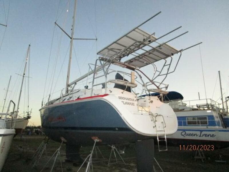 41' Hunter port aft profile