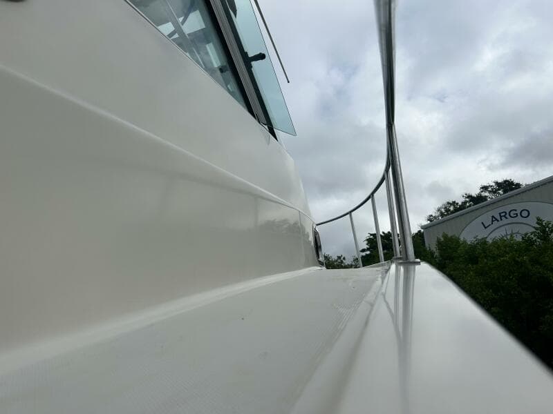 2004 Pursuit 3070 Offshore Express