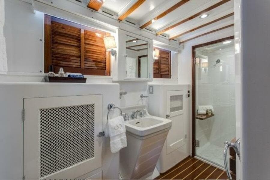 1947 Trumpy Raised Pilot House