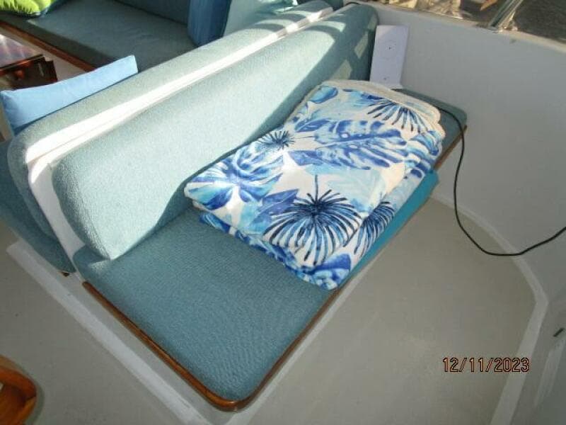 72' DeFever flybridge port forward seating