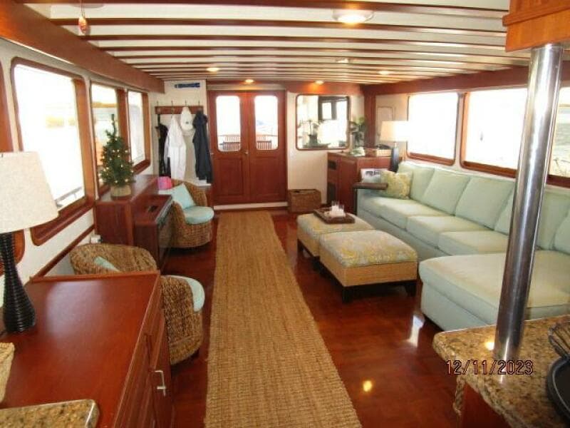 72' DeFever salon aft