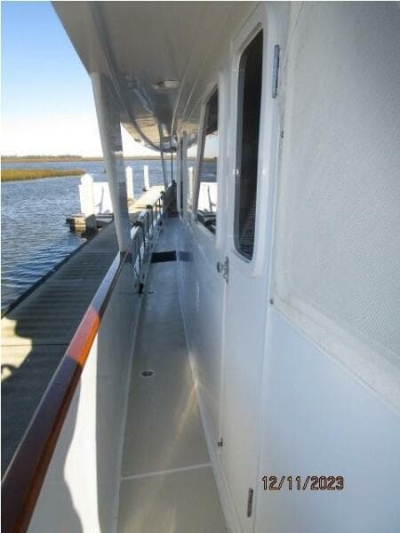72' DeFever starboard side deck2