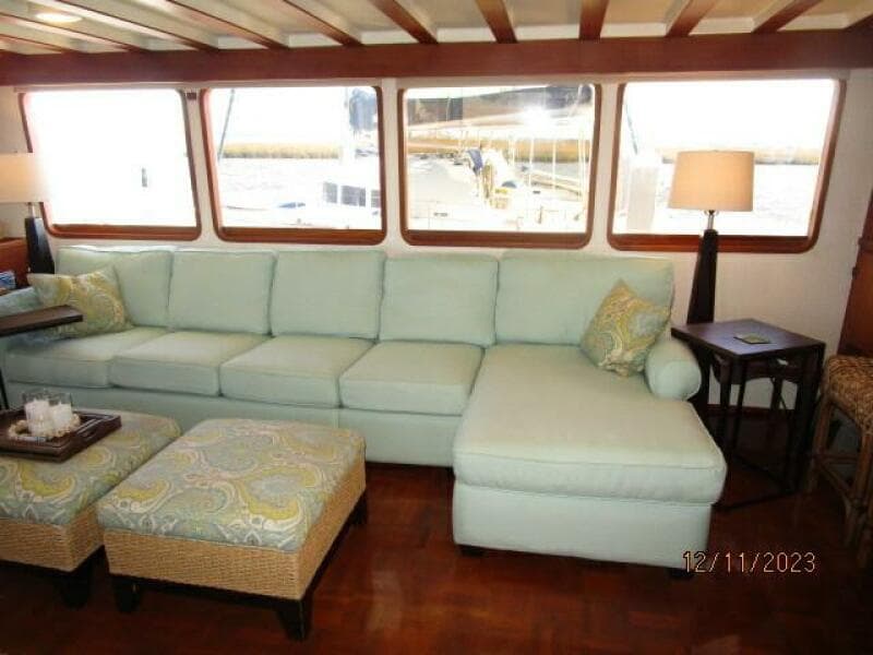 72' DeFever salon port