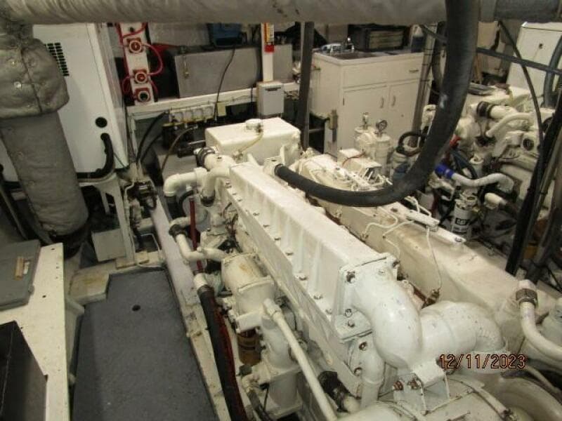 72' DeFever engine room