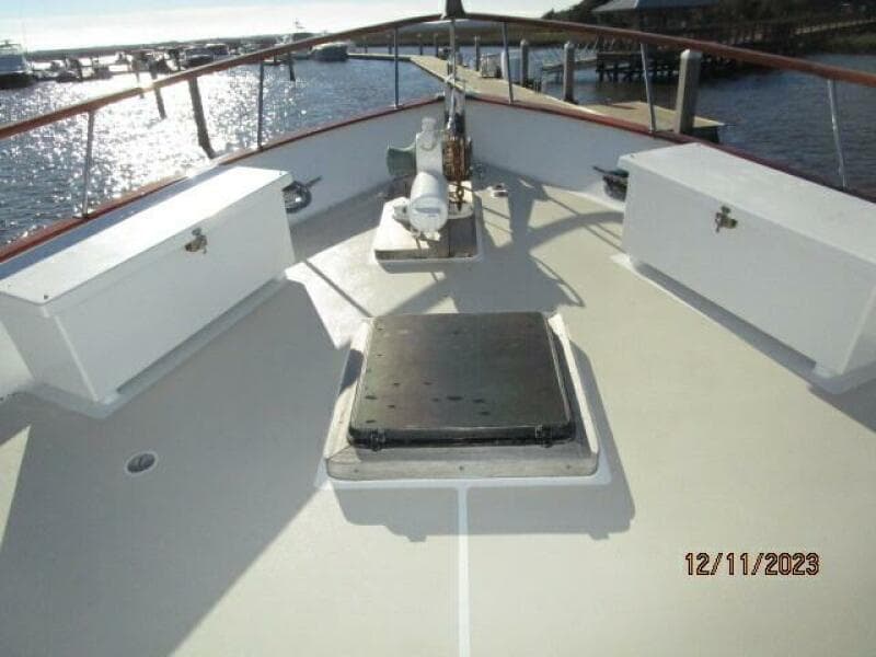72' DeFever foredeck