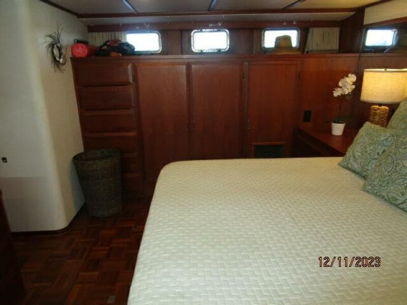 72' DeFever master stateroom starboard