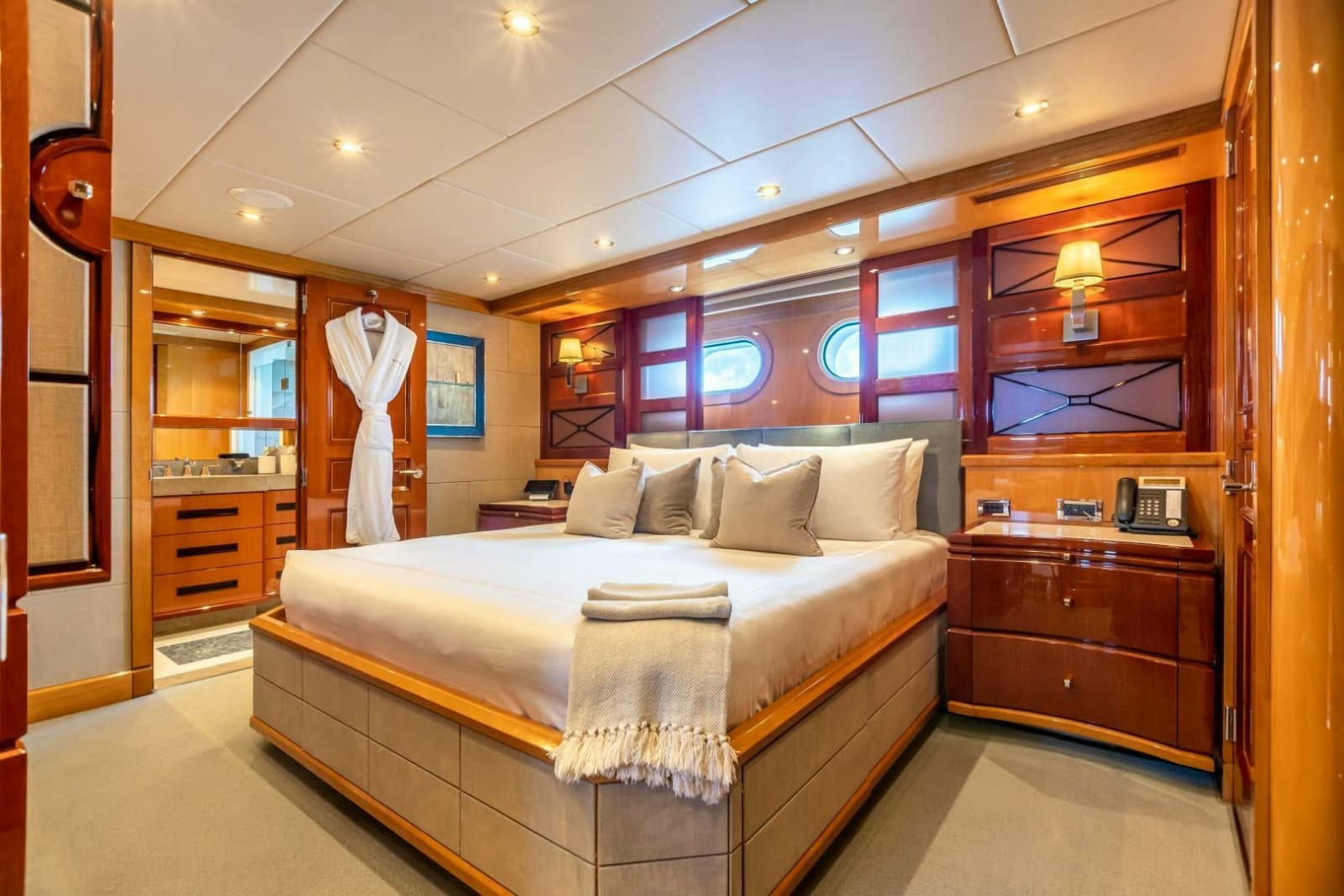 2011 Trinity Yachts Trinity 164