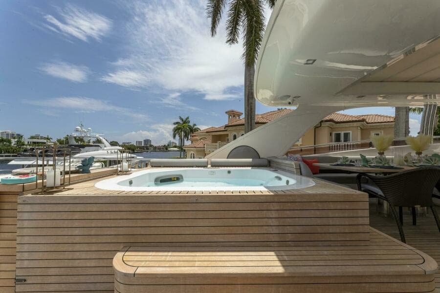 2012 Princess 104 - Flybridge hottub