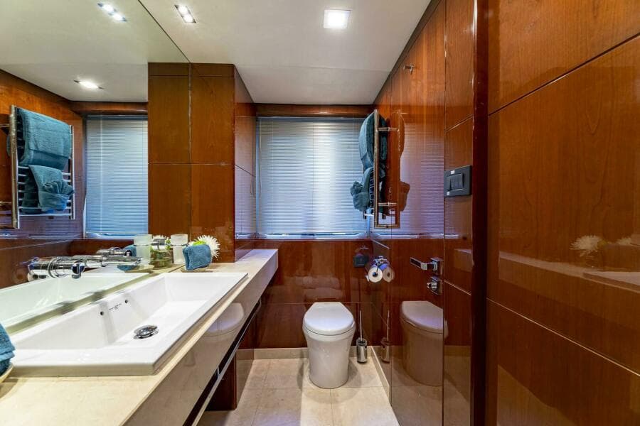 2012 Princess 104 - Head