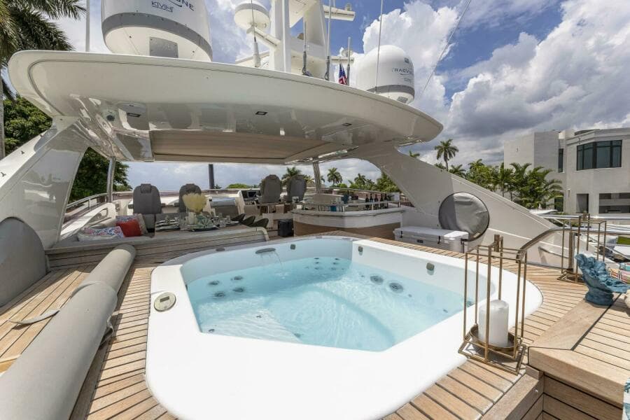 2012 Princess 104 - Flybridge hottub