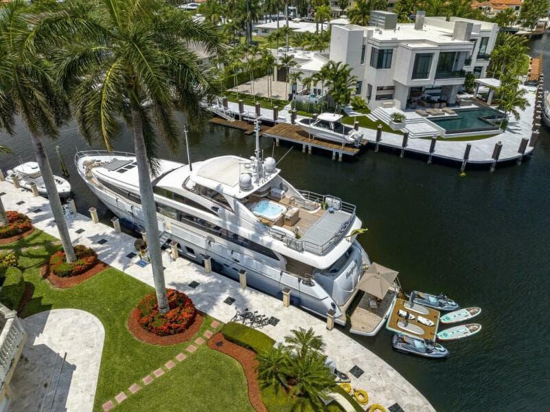 2012 Princess 104 - Profile