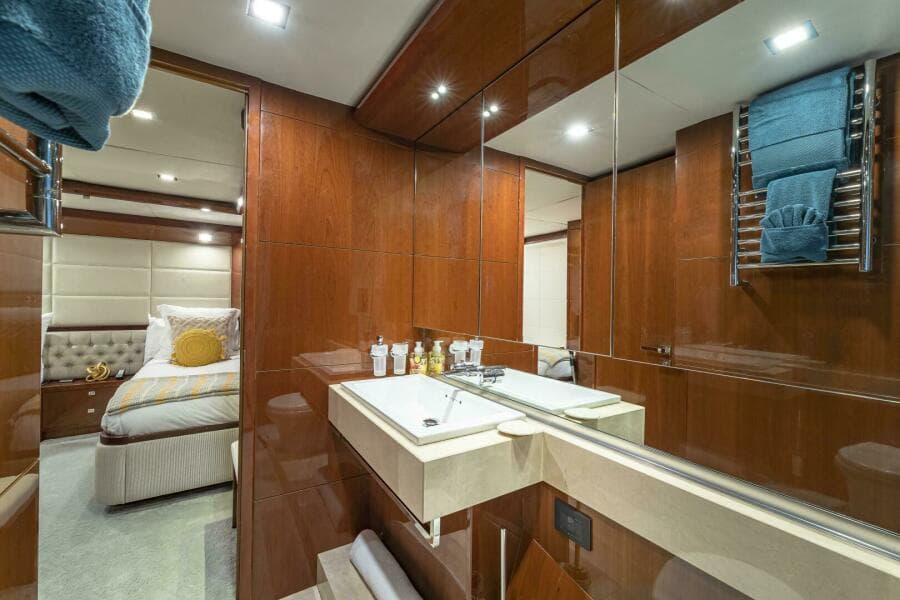 2012 Princess 104 - Head