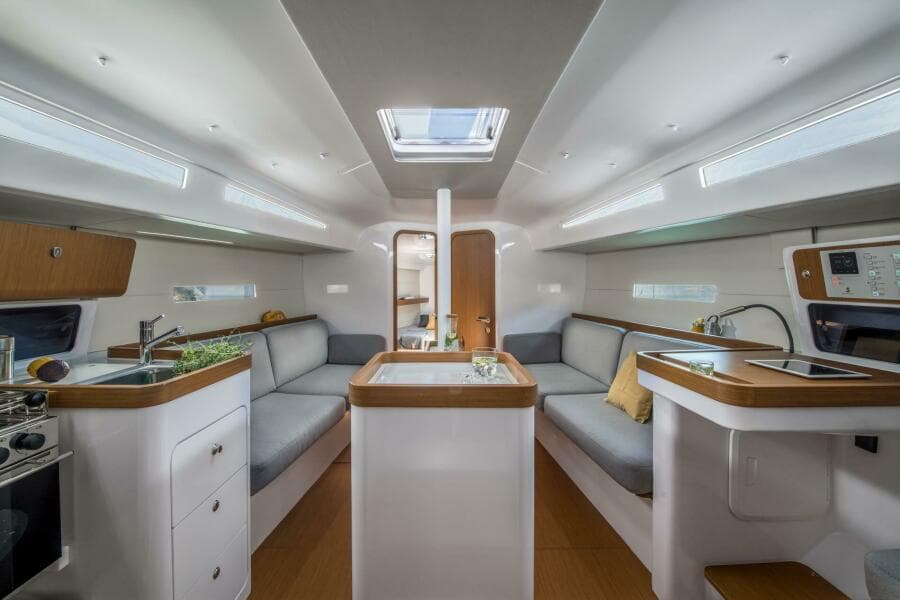 2027 Beneteau First 36