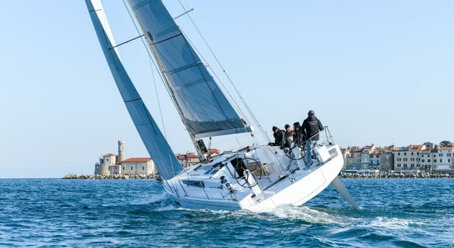 2027 Beneteau First 36