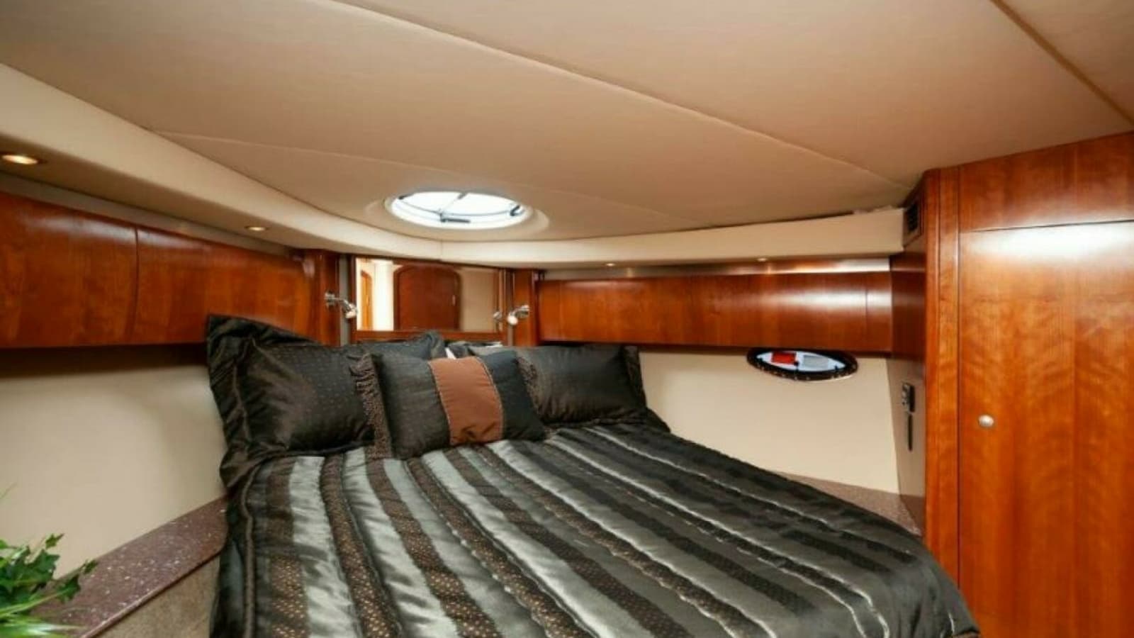 2006 47 Cruisers Master Stateroom