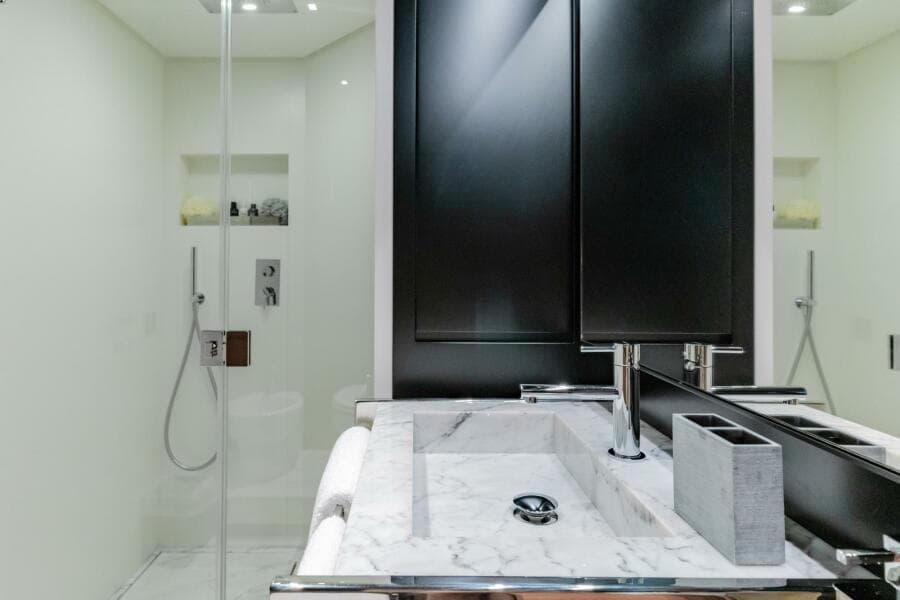 Lower Deck Guest Ensuite