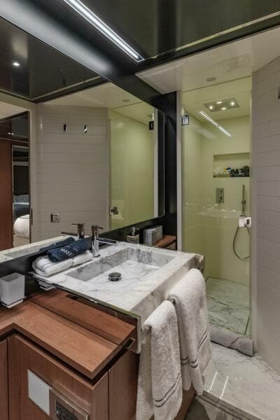Lower Deck Guest Ensuite