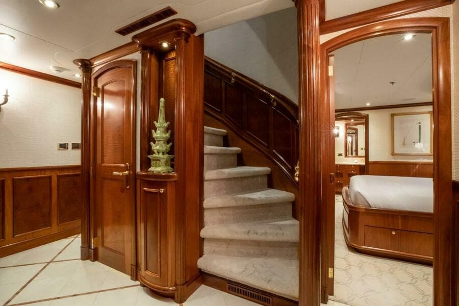Stairs lo Lower Deck 
