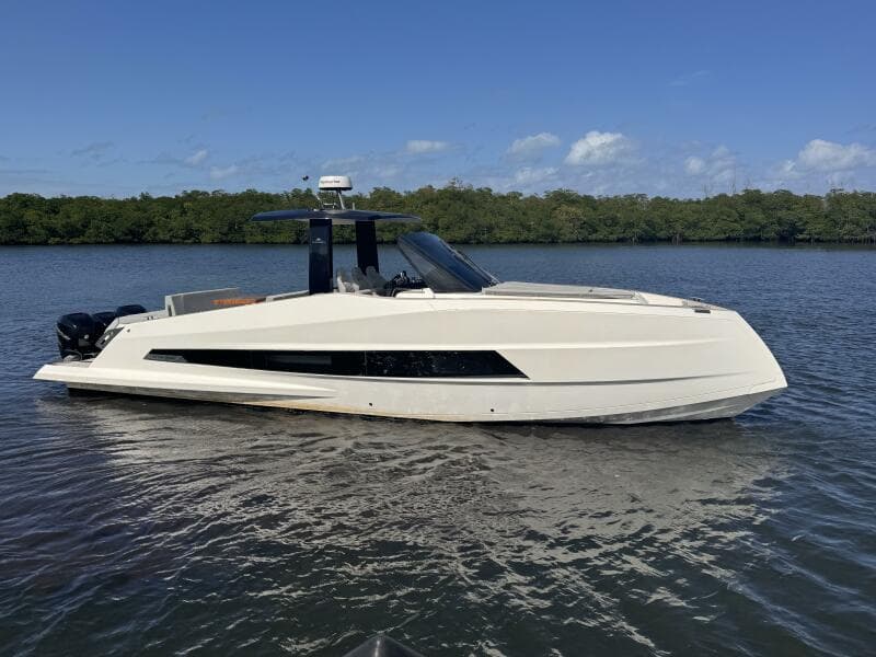 2023 Astondoa 377 Coupe Outboard