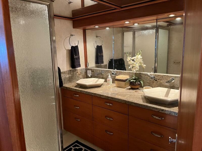 1986 Hatteras 70' Cockpit Motor Yacht