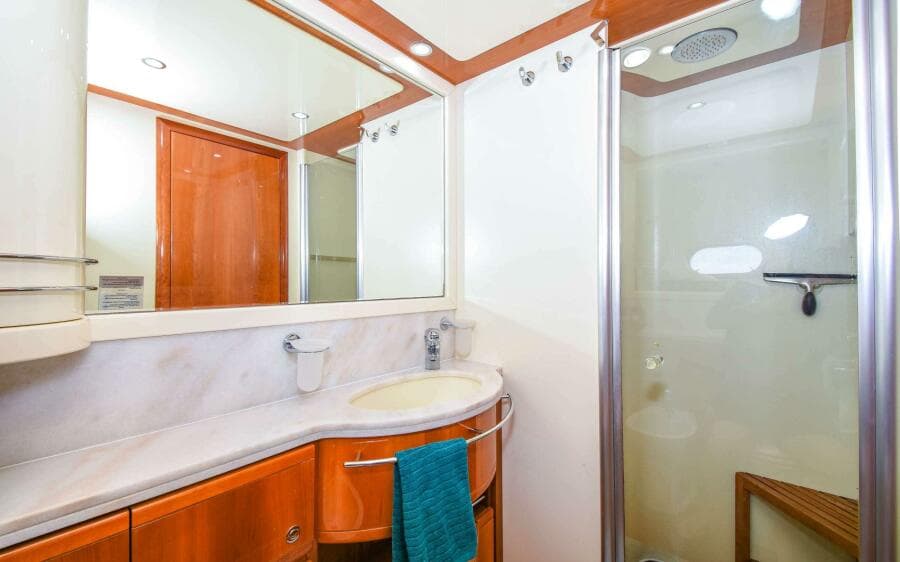 2006 Ferretti Yachts 881