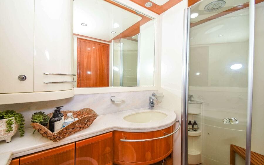2006 Ferretti Yachts 881