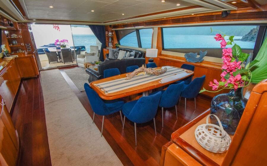 2006 Ferretti Yachts 881