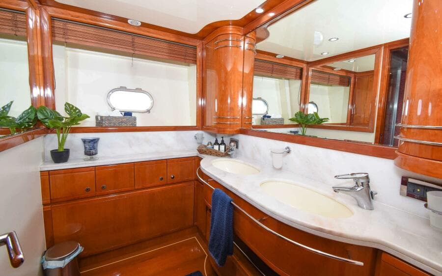 2006 Ferretti Yachts 881