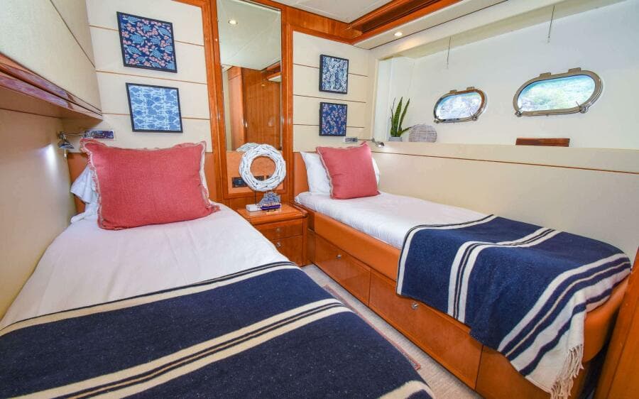 2006 Ferretti Yachts 881