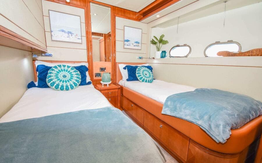 2006 Ferretti Yachts 881