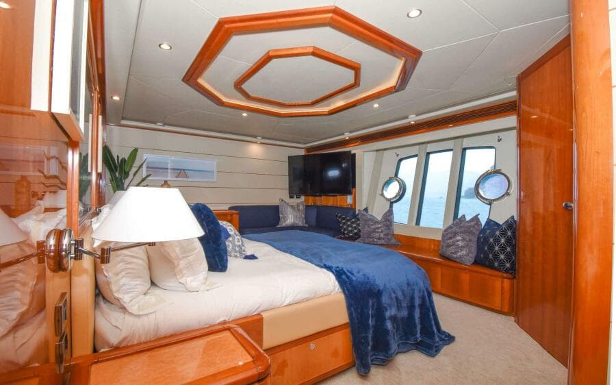 2006 Ferretti Yachts 881