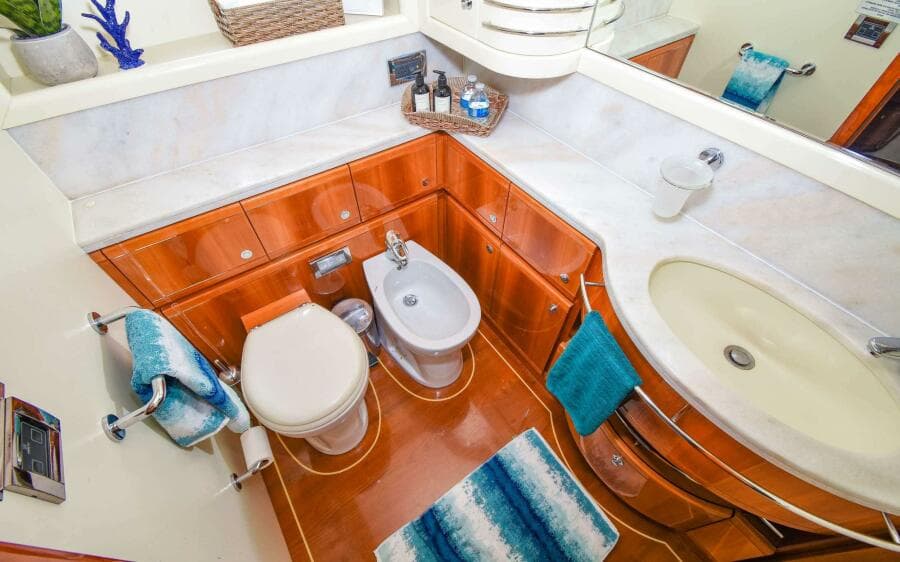 2006 Ferretti Yachts 881