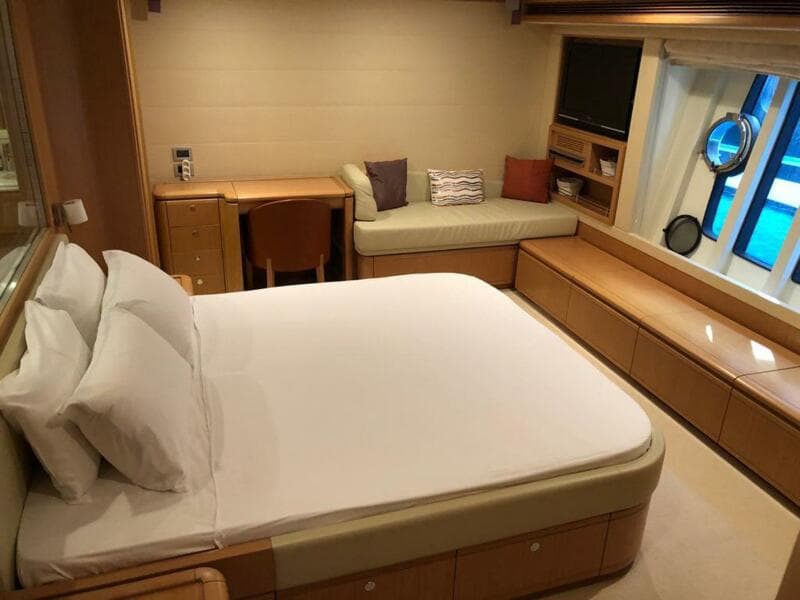 2008 Ferretti Yachts 830