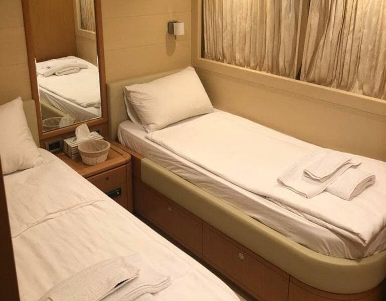 2008 Ferretti Yachts 830