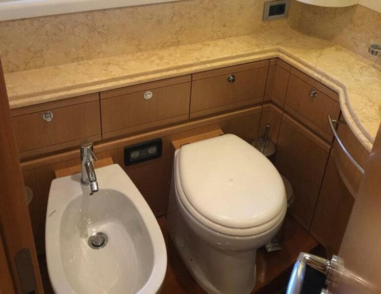 2008 Ferretti Yachts 830