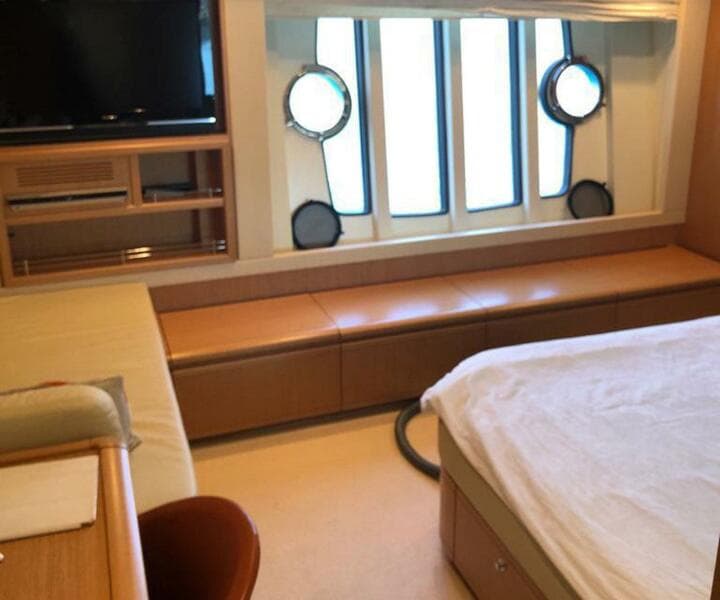 2008 Ferretti Yachts 830