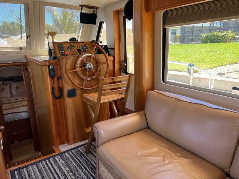 2005 Mainship 34