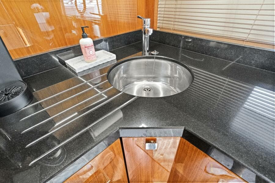 2017 Sunseeker 68 Sport Yacht