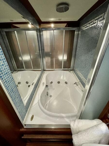 2006 Mochi Craft 74' Dolphin