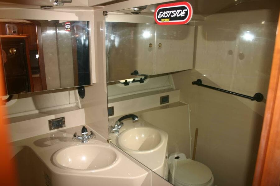 2001 Cruisers Yachts 3750 Motor Yacht