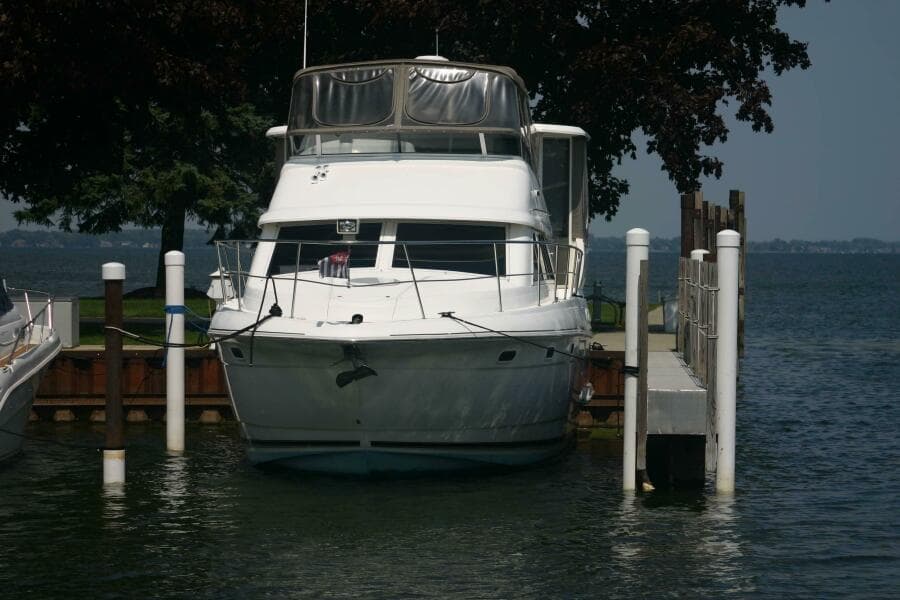 2001 Cruisers Yachts 3750 Motor Yacht